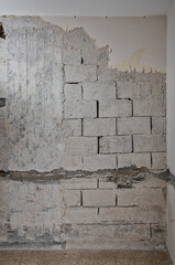 After removing the plaster, the poor work of the builders was revealed.