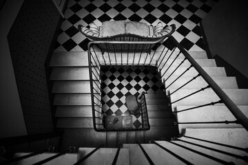 Cage escalier damier noir et blanc