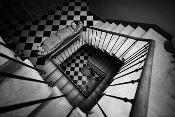 Cage escalier damier noir et blanc