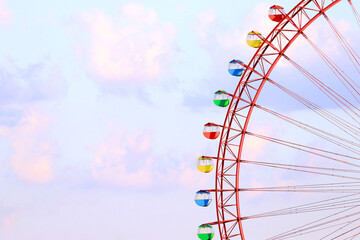 遊園地のカラフルな観覧車