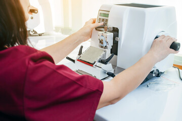 Microtomy of samples in the laboratory