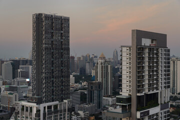 Obraz premium Vista del skyline de Bangkok al atardecer , en hora dorada, Tailandia