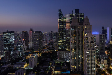 Fototapeta na wymiar Vista del skyline de Bangkok al atardecer , en hora , Tailandia