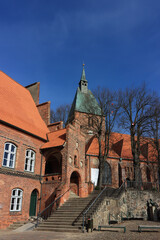 Fototapeta na wymiar Blick auf den historischen Marktplatz von Mölln mit St. Nicolai Kirche und Eulenspiegel Denkmal.