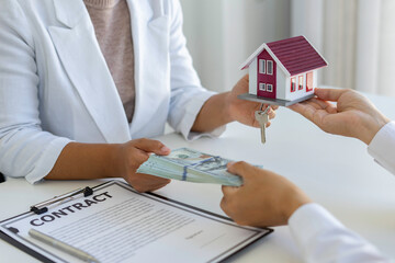 Real estate brokerage agent Hand over the sample house and key Offered for sale, pay a deposit and...