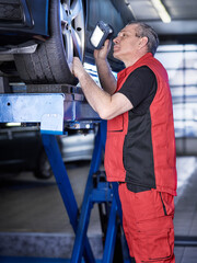 automechaniker in der Werkstatt