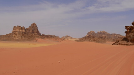 Fototapeta na wymiar Farbenprächtige Wüste Wadi Rum mit Felsformationen