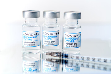注射器とCOVIC-19(新型コロナウィルス)用ワクチンのイメージ