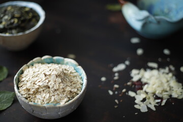 Płatki owsiane w ceramicznej miseczce © Seance_Photo_Sylwia