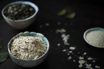 Płatki owsiane w ceramicznej miseczce © Seance_Photo_Sylwia