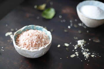 Sól w miseczce ceramicznej na drewnianym stole