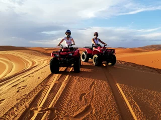 Zelfklevend Fotobehang Couple driving quads in the sahara desert © PEDROMERINO