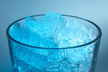 Wasser ist zu kleinen Eiskristallen gefroren die übereinander liegen.