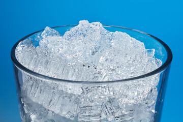 Wasser ist zu kleinen Eiskristallen gefroren die übereinander liegen.