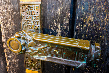 Historischer Türgriff in der Hansestadt Lübeck /  Detailaufnahme