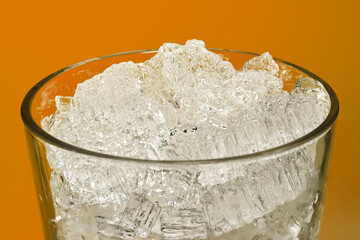 Wasser ist zu kleinen Eiskristallen gefroren die übereinander liegen.