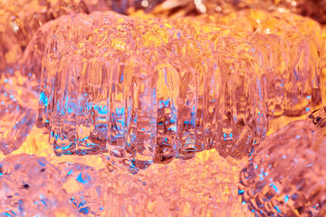 Wasser ist zu kleinen Eiskristallen gefroren die übereinander liegen.