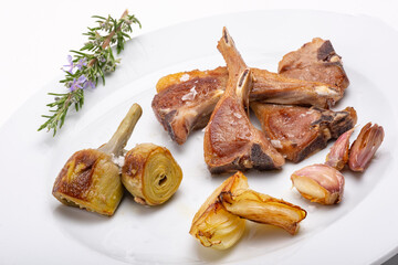 Grilled lamb chops with artichokes.