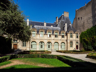 Fototapeta na wymiar l'Hôtel de Sully à Paris