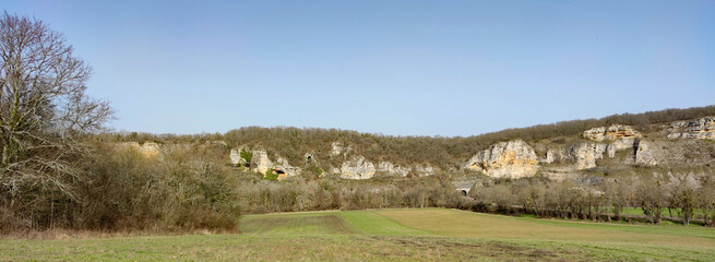 Fototapeta na wymiar grottes et falaises de Saint-Moré dans l'Yonne en Bourgogne