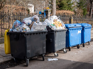 Mülltonnen voll mit Plastikmüll