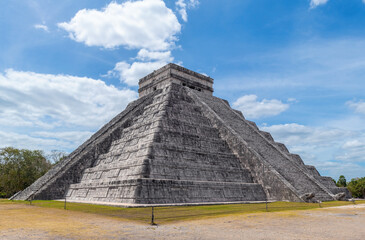 Fototapeta na wymiar Maya pyramid of Kukulkan, Chichen Itza, Mexico.