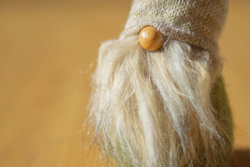 Zwergfigur aus Holz mit langem Bart und Zipfelm&uuml;tze zur Dekoration
