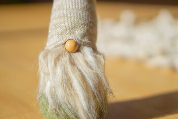 Zwergfigur aus Holz mit langem Bart und Zipfelm&uuml;tze zur Dekoration
