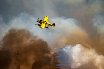 Fototapeta premium Hydroplane dumping water over the fire