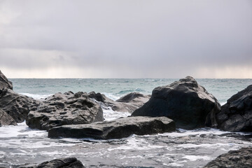 Fototapeta na wymiar cold winter sea behind coastal cliffs