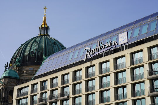 Das Hotel Radisson Blu mit Berliner Dom bei Sonnenschein  in Berlin am 24.02.2021