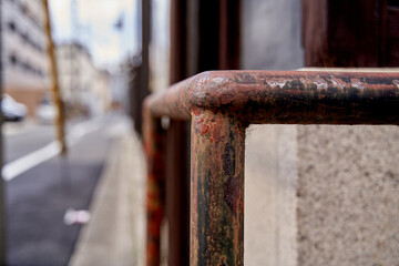 錆びた金属の柵