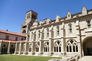 Fototapeta na wymiar Façade sud et clocher de l’abbatiale Saint-Robert de La Chaise-Dieu
