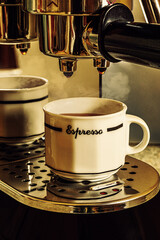Espressotasse in der Espresso-Maschine mit Tropfen im Siebträger