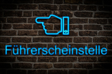 Obraz premium Leuchtreklame Führerscheinstelle