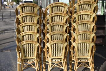 Terrasse de bar fermée à Paris, France