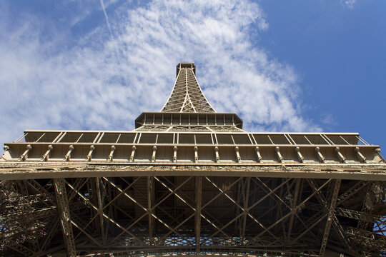 Torre Eiffel desde abajo. Paris, Francia