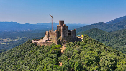 Castillo de Montsoriu en Cataluña, vista aerea del historico castillo en reformas