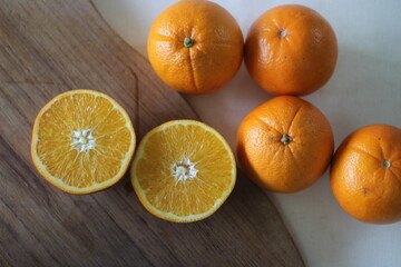 Kinnows and Sliced Kinnows which looks like Orange © Trending Now