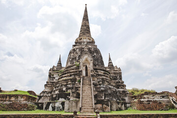 Obraz premium AYUTTHAYA, THAILAND - MAY 25, 2018: Ayutthaya Historical Park in Ayutthaya (second capital of the Siamese Kingdom). A very popular destination for day trips from Bangkok. Wat Phrasisanpetch Temple. 