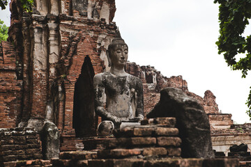 Fototapeta premium AYUTTHAYA, THAILAND - MAY 25, 2018: Ayutthaya Historical Park in Ayutthaya (second capital of the Siamese Kingdom). A very popular destination for day trips from Bangkok. Wat Mahathat Temple.
