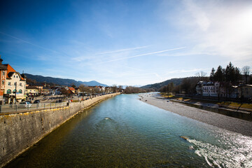 Isar in Bad Tölz, blauer Himmel