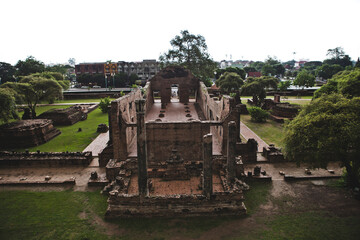Fototapeta premium AYUTTHAYA, THAILAND - MAY 25, 2018: Ayutthaya Historical Park in Ayutthaya (second capital of the Siamese Kingdom). A very popular destination for day trips from Bangkok. 