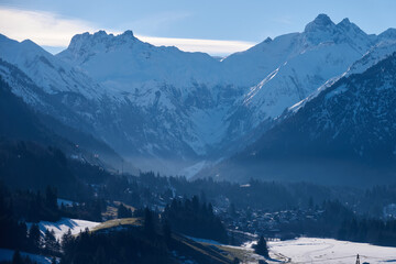 Blick über das winterlich verschneite Oberdorfer Tal und den Hauptkamm der Allgäuer Alpen