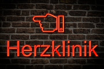 Fototapeta premium Leuchtreklame Herzklinik