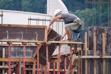 Bauarbeiter beim Schalungsbau für Betonstützen