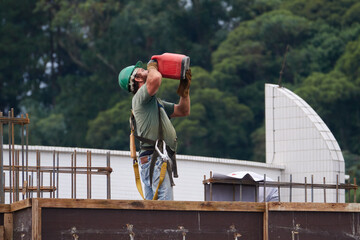 Bauarbeiter trinkt Wasser aus einem Kanister