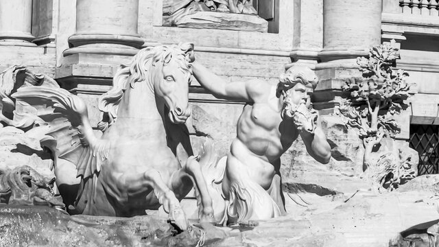 Black and white photo of "Fontana dei Trevi"´s decorative sculptures in Rome