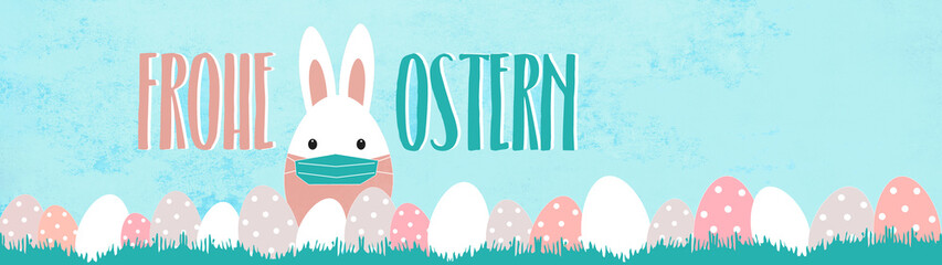 CORONAVIRUS: Frohe Ostern Hintergrund Panorama Banner Grußkarte - Osterhase mit Mundmaske, viele bunt bemalte Ostereier in Pastell rosa türkis und Schriftzug Text auf Wiese
