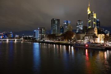 Fototapeta premium Blick vom Mainufer auf die nächtliche Skyline von Frankfurt